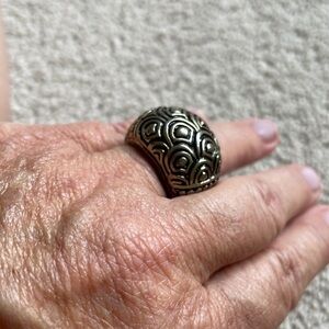 Goldtone carved dome ring with stretchy band
